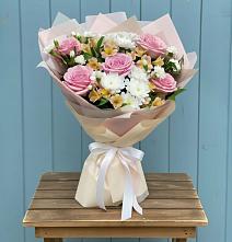 Букет цветов из:  Гвоздики, Орхидеи и Розы в Черемхово