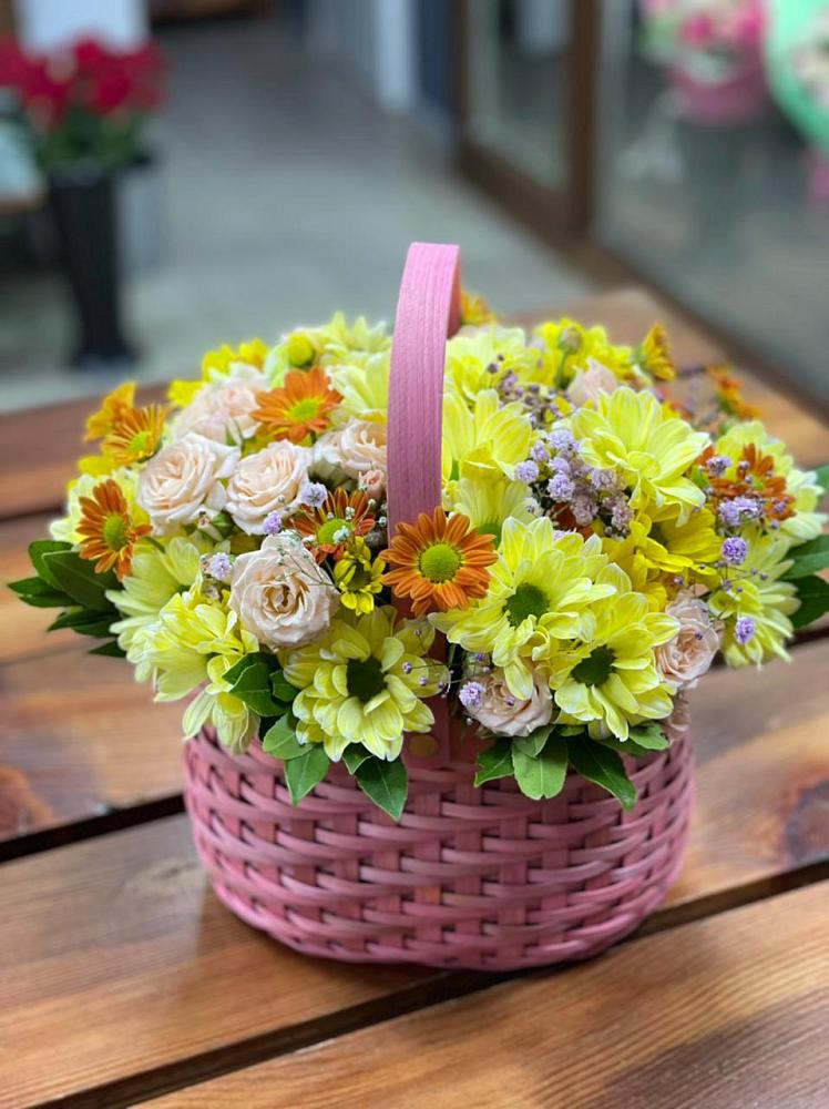 Цветочная композиция из Хризантемы и Розы в корзине в Черемхово