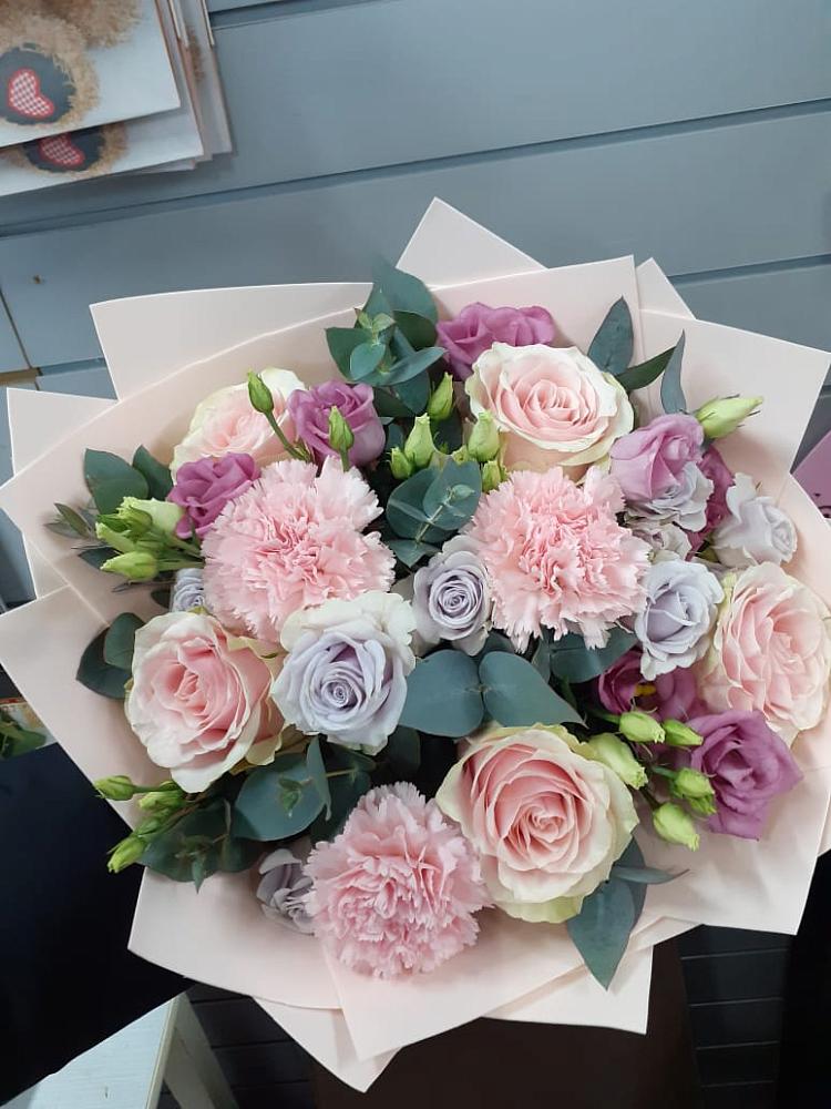 Букет цветов из: Розы, Гвоздики и Лизиантусы в Черемхово